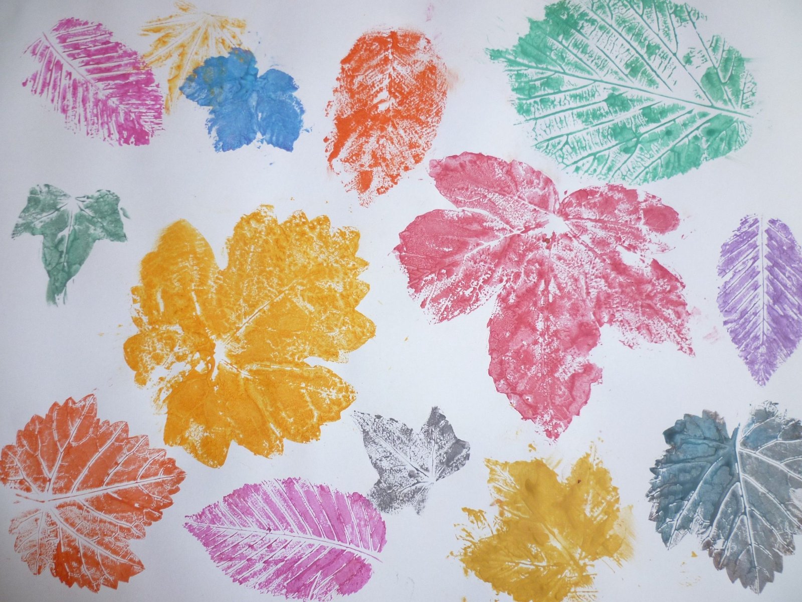 12 DIY tips for autumn leaves in your home decor scaled