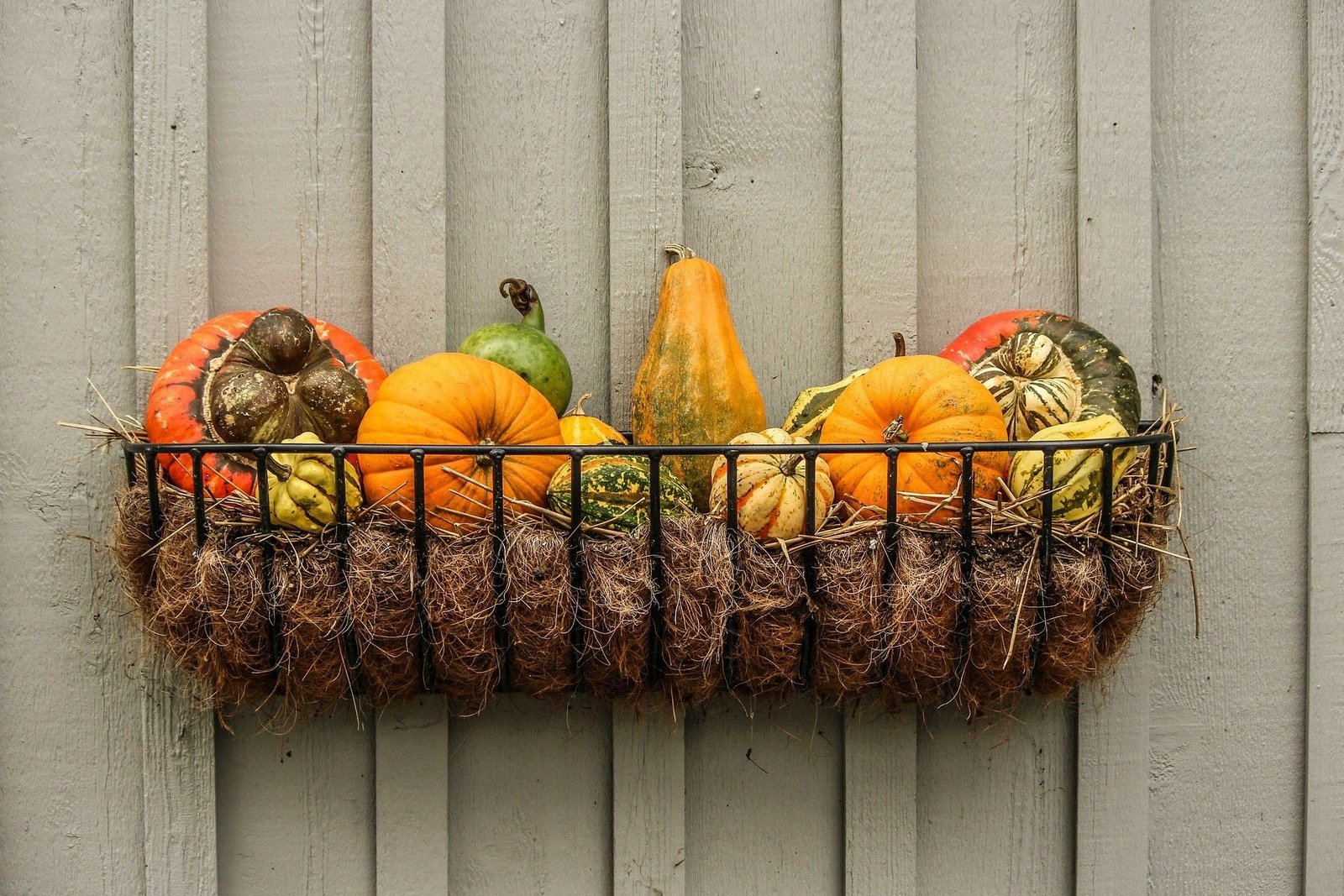 Create autumn atmosphere with autumn decorations at home