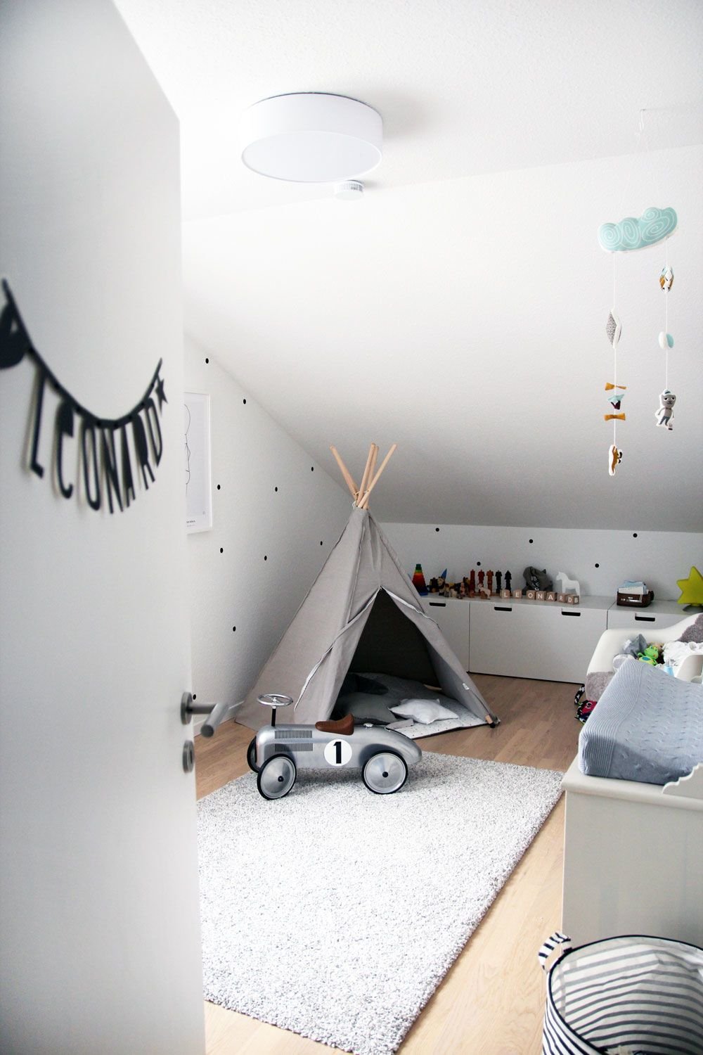 Set up and decorate baby rooms with sloping ceilings