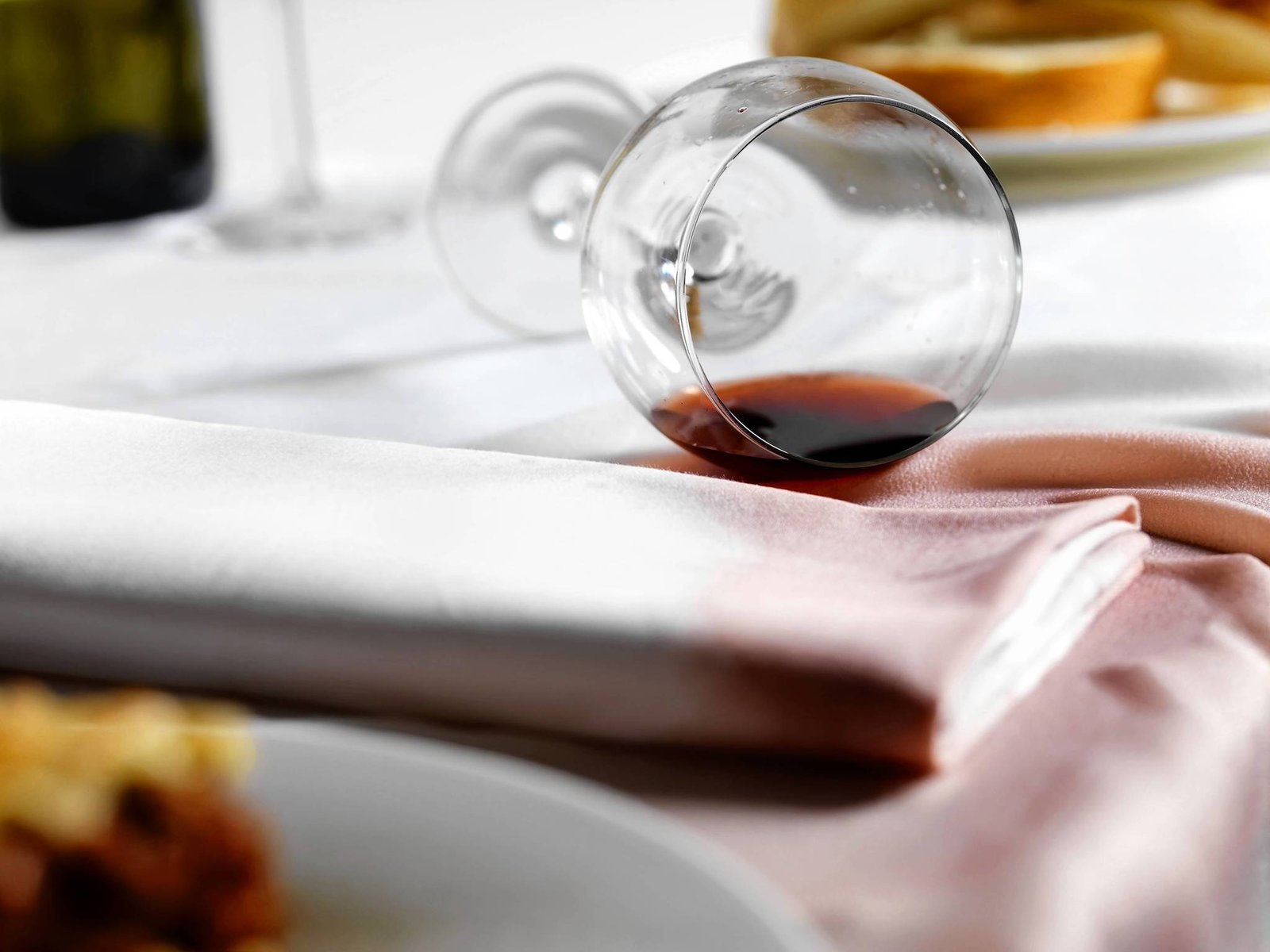 The fight against the red wine stains is not difficult